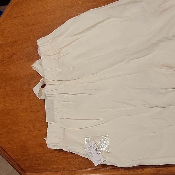 Linen Paperbag Style Capris - Picture 4 of 4